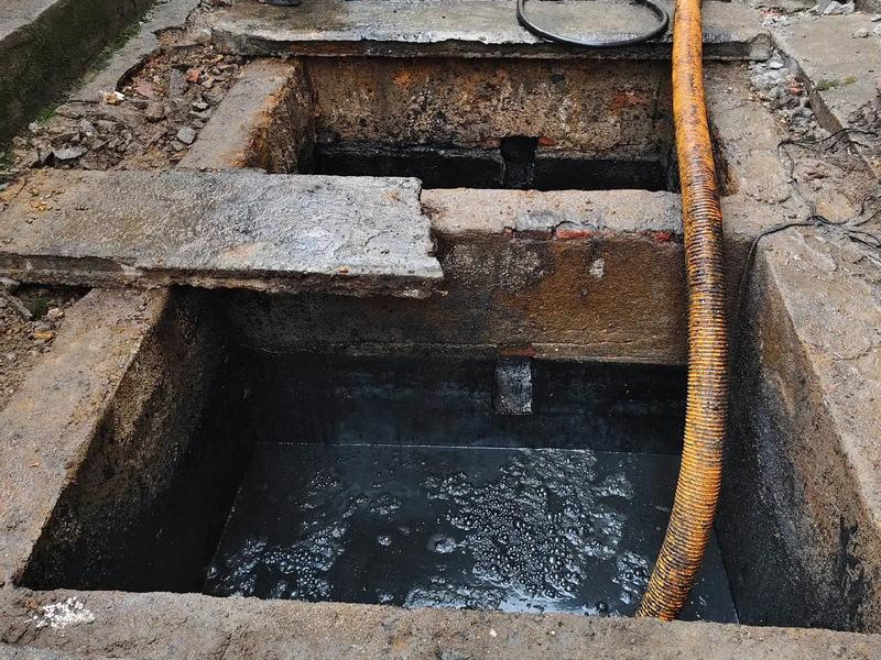 锁四清理化粪池